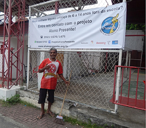 Faixa do projeto Aluno Presente na Vila Olímpica do Salgueiro, onde Clemente trabalha há 10 anos.