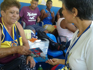 Equipe do projeto conversa com torcedores do madureira sobre crianças fora da escola