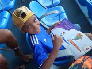 Kauê, de 9 anos com o livro “professora, estou presente!”